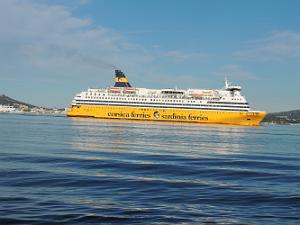 18 toulon Le Ferry qui entre